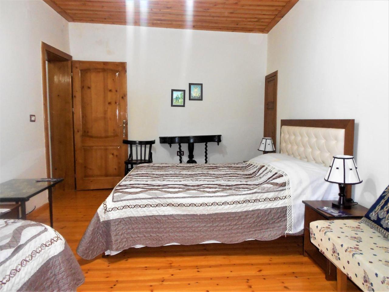 Guest House Taunus เบราท ภายนอก รูปภาพ